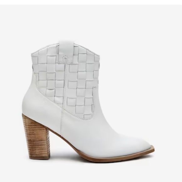Matisse white soft leather bootie with 2.5 inch heel!  Brand new in size 8!! - Picture 2 of 7